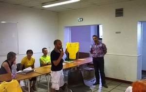 Présentation du partenariat maillots par Patrice en présence de M. Bidet responsable du LECLERC Ste Gemmes d'Andigné